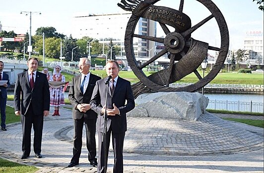 Фотофакт: на набережной Свислочи открыли памятник Белорусам зарубежья