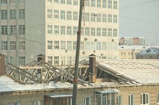 В Перми жильцы многоквартирного дома прожили всю зиму с недоделанной крышей