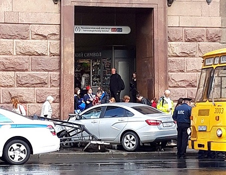 Lada сбила ограждение и вылетела на тротуар у Технологического института