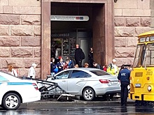 Lada сбила ограждение и вылетела на тротуар у Технологического института