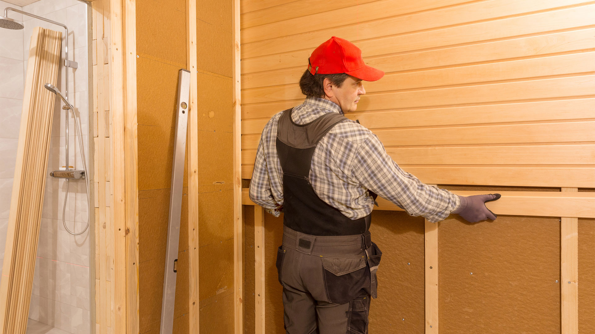 Обои в клочья, плитка в крошку: почему рассыпается отделка загородного дома