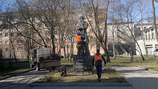 Птицу Счастья, танк и Пётра Первого намыли. В Петрозаводске полным ходом идёт весенняя уборка