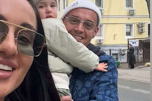 Блогерша Юлия Королева опубликовала фото с Гуфом и дочерью на прогулке