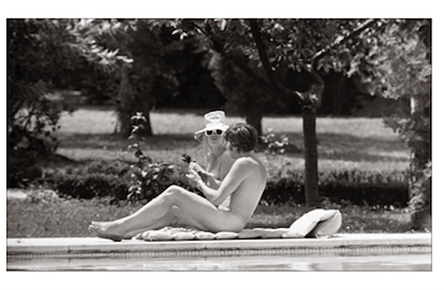 Бриджит Бардо и Гюнтер Сакс у бассейна на своей вилле. Рим, 2 июня 1967 года