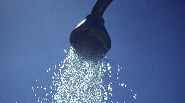 Утром или вечером: микробиолог объяснил, когда лучше всего принимать душ