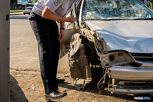 Под Новосибирском Toyota не справилась с управлением и врезалась в столб — водитель погиб