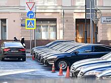 Автоюрист разъяснил, что грозит москвичке на BMW, оцарапавшей ключом автомобиль Tesla