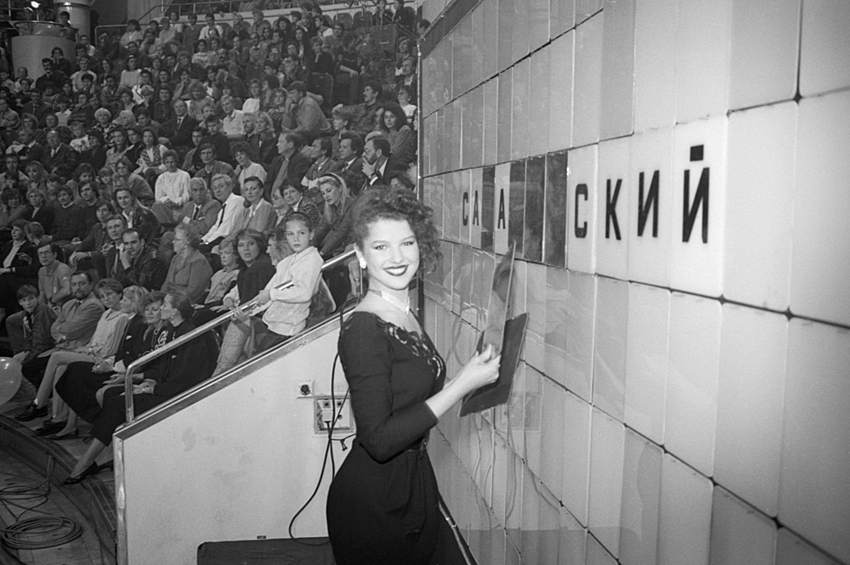 Девушка открывающая буквы. Наташа чистякова поле чудес. Девушка открывающая буквы. Римма агафошина поле чудес. Девочка с открытым ртом в профиль.