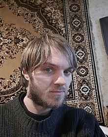 Пропавшего на АЗС молодого мужчину с бородой и шрамом на руке ищут в Ростовской области