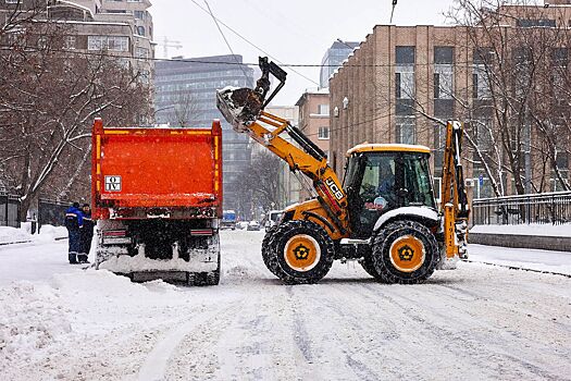 Городские службы продолжают круглосуточно ликвидировать последствия непогоды