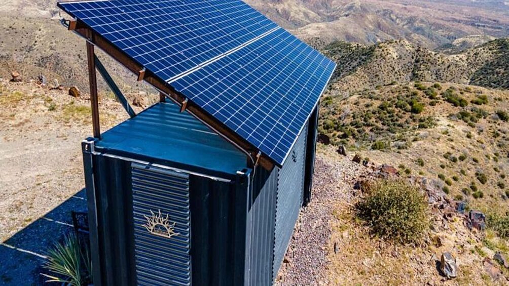 Электроснабжение особняка обеспечивают солнечные батареи, а вода накапливается в специальных баках во время дождя
