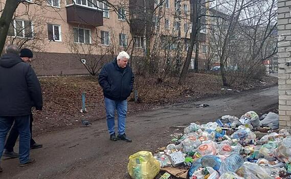 В Курске глава Сеймского округа призвал жителей не мусорить возле домов