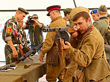 Красноярцам показали военную технику и накормили кашей