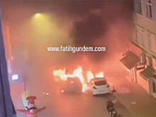 Mynet: в Стамбуле взорвался автомобиль, пожар распространился на соседние авто