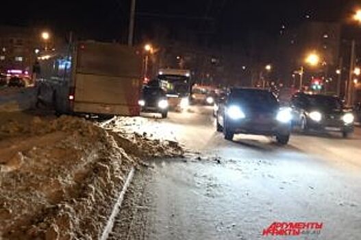 В Перми автобус вылетел на встречную полосу и врезался в иномарку