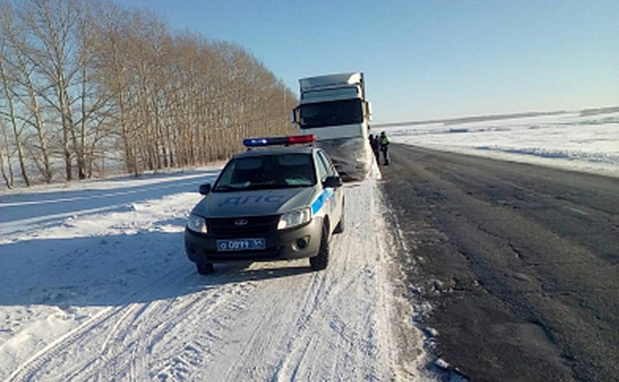 В Новосибирской области автоинспекторы помогли замерзавшим дальнобойщикам