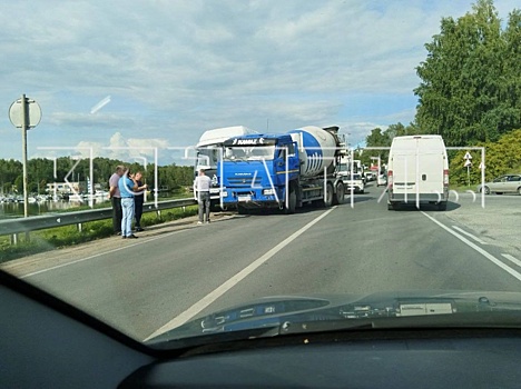 Бетоносмеситель протаранил пассажирский автобус в Нижегородской области