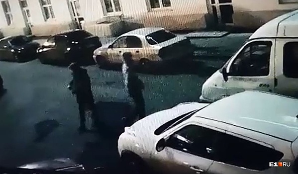В капюшонах и медицинских масках: появилось видео, как уктусские вандалы изрисовали машины