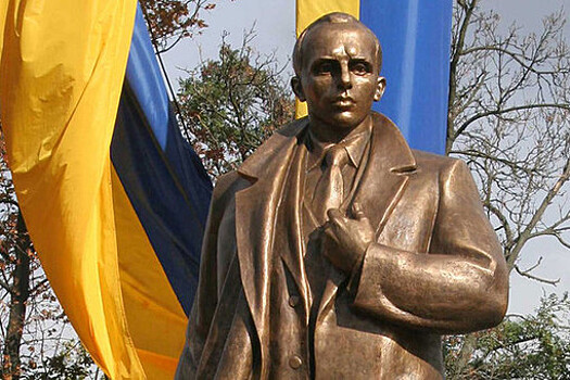 Памятник Бандере облили краской во Львове