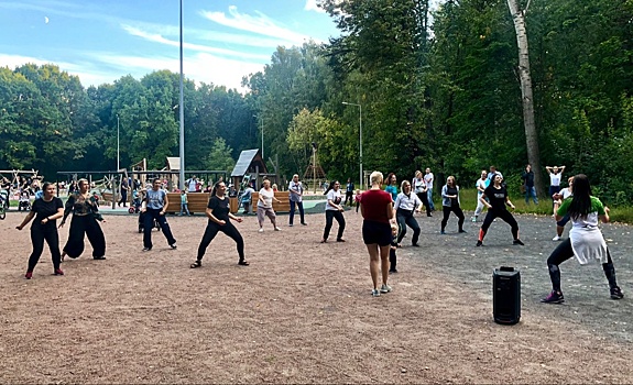 Бесплатные занятия йогой, зумбой и боксом пройдут в парке «Дубки»