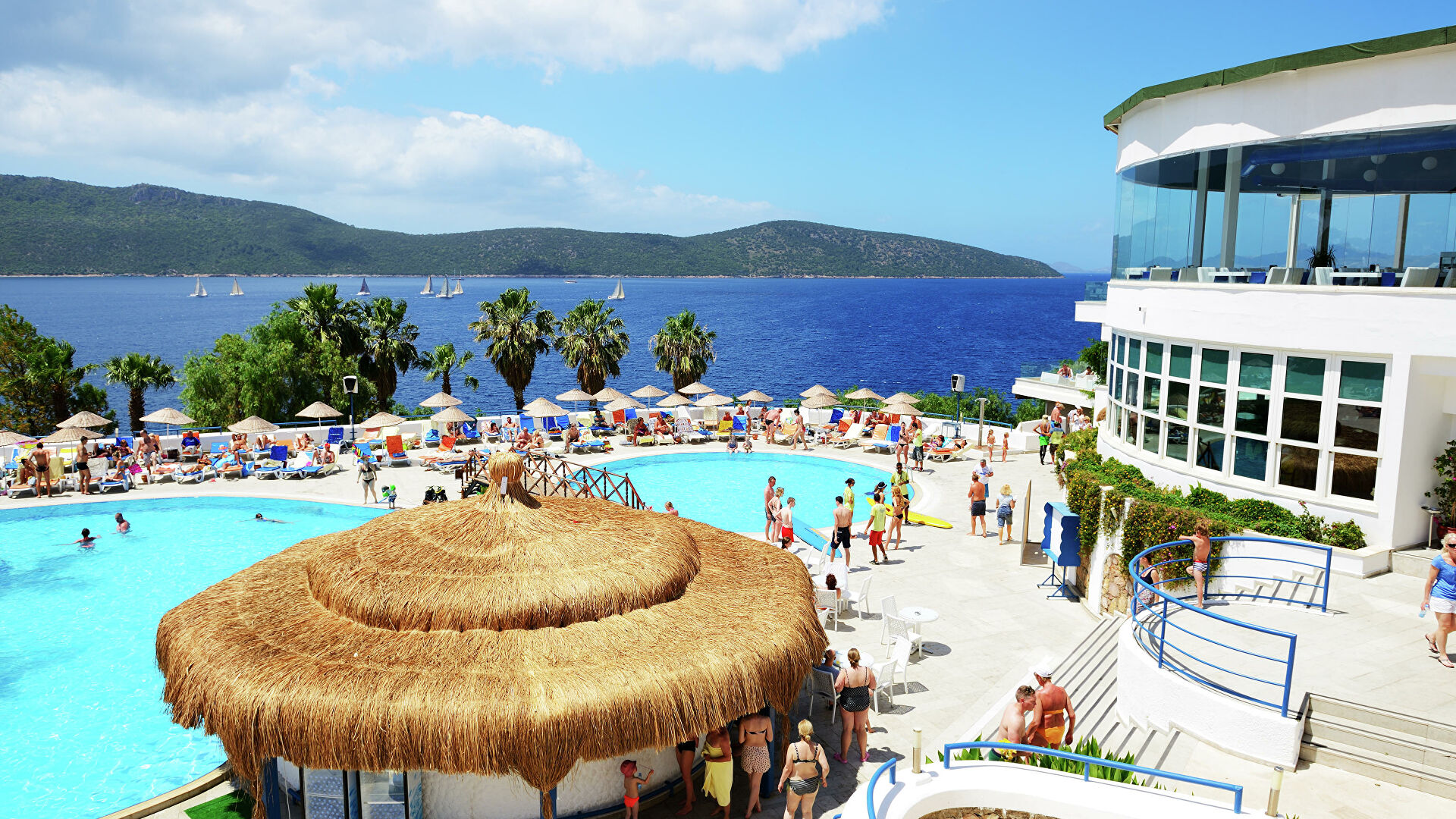 Опасный курорт: российских туристов призвали не покидать территории отелей в Турции