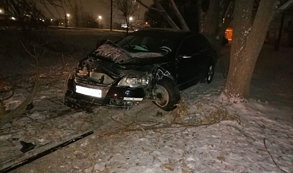 При столкновении авто с опорой ЛЭП в Михайловке пострадали пассажиры