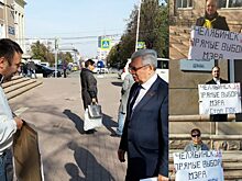 Активисты провели одиночные пикеты у мэрии Челябинска