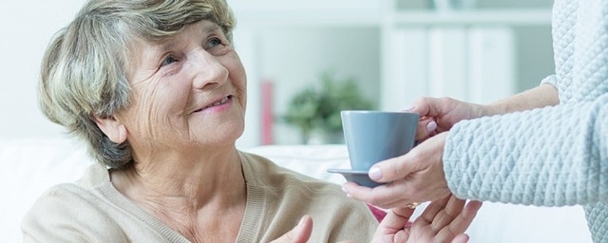 самозанятые уход за пожилыми. инвалид оформляет бумаги. ухаживание за пожилыми людьми. медсестра и пожилой пациент. пособие по уходу за пожилым человеком старше 80 лет.