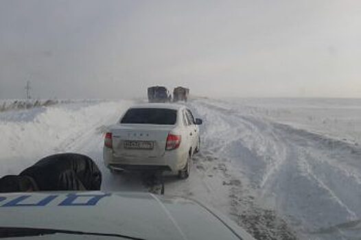 На свердловской трассе наряд ДПС вызволил автолюбителей из снежного плена