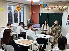 В Курской области школьники встретились с ветераном СВО и его супругой