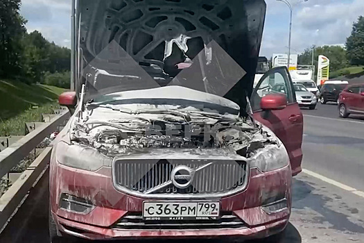 На МКАД загорелся кроссовер Volvo с женщиной и ребенком