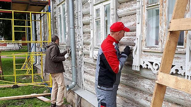 Больше десятка добровольцев готовили к покраске летний дом архиепископа в Вологодском кремле