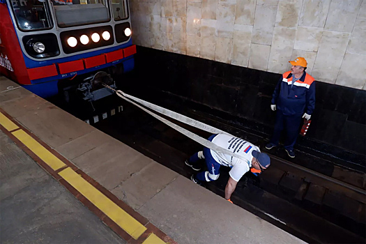 Подмосковный тяжелоатлет отбуксировал поезд метро и надул четыре грелки