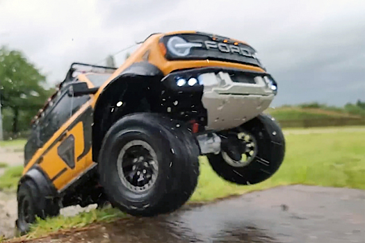Видео: игрушечный Ford Bronco испытали тяжелым бездорожьем