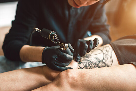 Мясников заявил, что татуировки на теле связаны с онкологией
