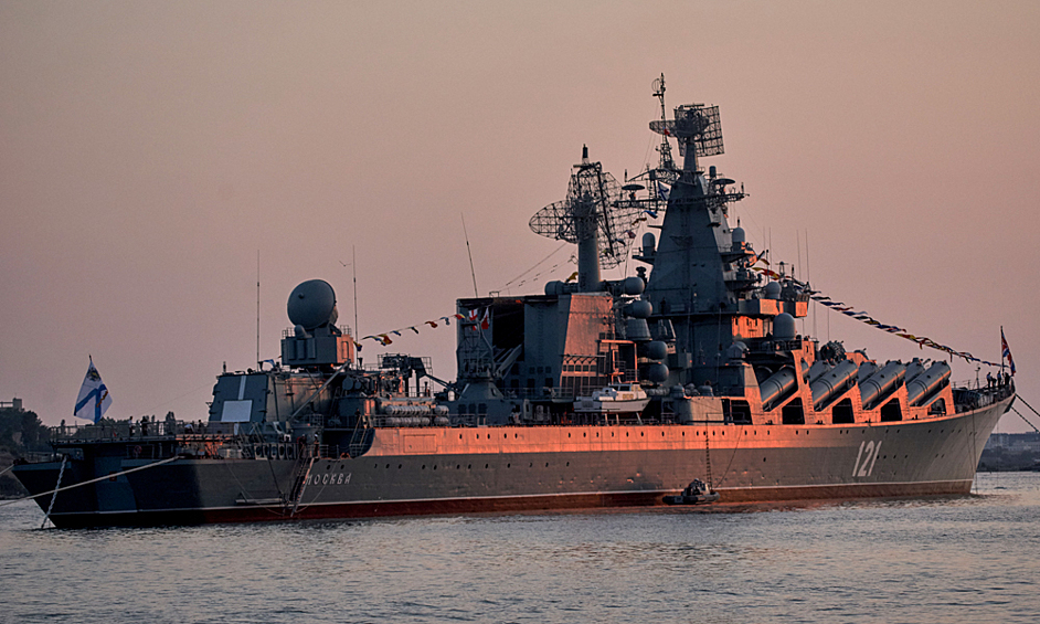 Ракетный крейсер "Москва" в бухте Севастополя, 2019 год