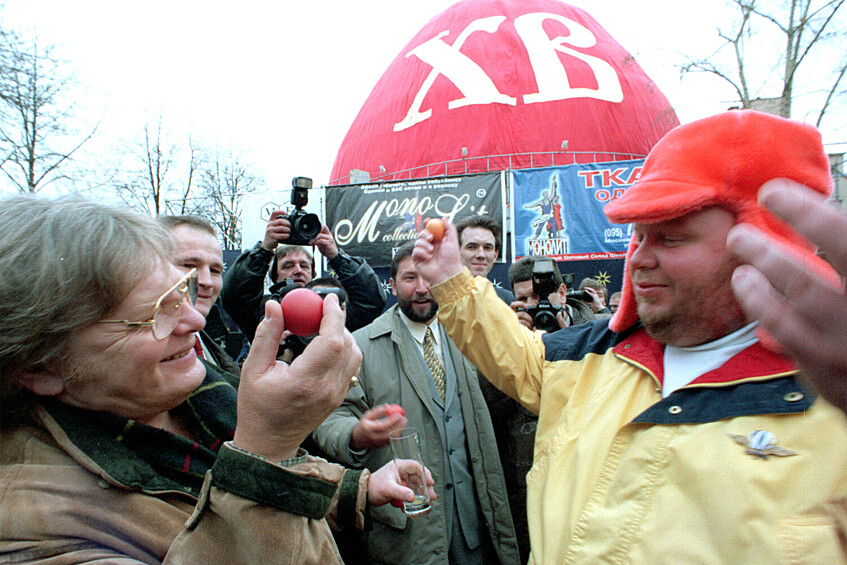 Певцы Юрий Антонов (на переднем плане слева) и Сергей Крылов (справа) во время акции «Явление миру самого большого пасхального яйца на Земле» в Москве, 11 апреля 1999 года