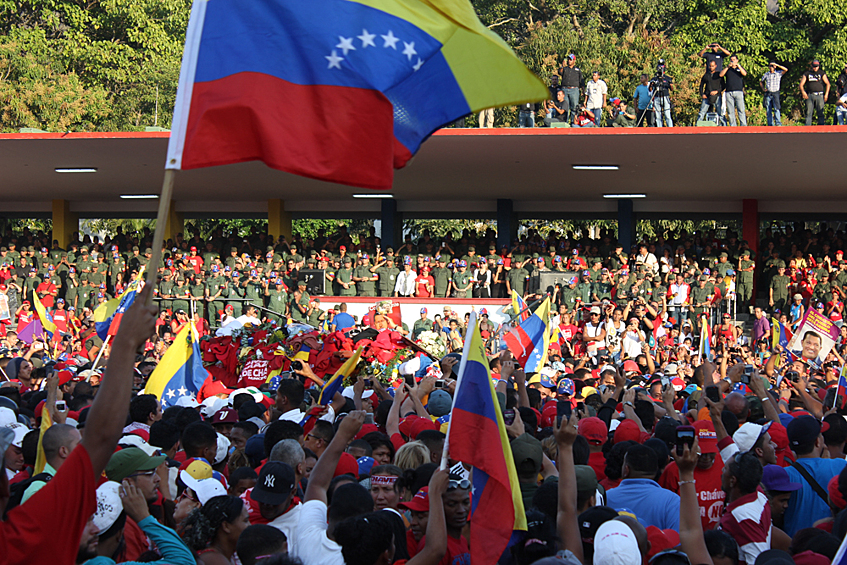 Уго Чавес – венесуэльский революционер, государственный и политический деятель. Президент Венесуэлы.    В июне 2011 года Чавес, находясь в Гаване, обратился к нации и сообщил, что перенёс операцию по удалению внутритазового абсцесса и злокачественной опухоли. 5 марта 2013 года вице-президент Мадуро объявил о том, что Уго Чавес умер от рака.   Государственная панихида состоялась 8 марта в военной академии в полдень. На церемонию прощания с Чавесом в столицу Венесуэлы прибыли главы 22 государств.   После государственной панихиды доступ к гробу для всех желающих вновь был открыт. Траур продолжался до 15 марта. За это время проводить в последний путь венесуэльского лидера пришли  около 3 миллионов человек.  Тело Чавеса забальзамировали и выставили в Музее Революции. 
