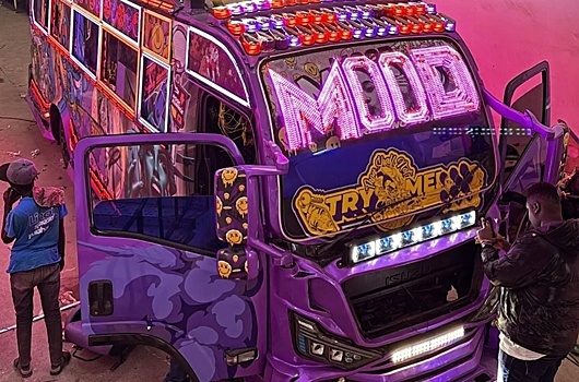 На маршрутку сына президента Кении нанесли изображение Криштиану Роналду