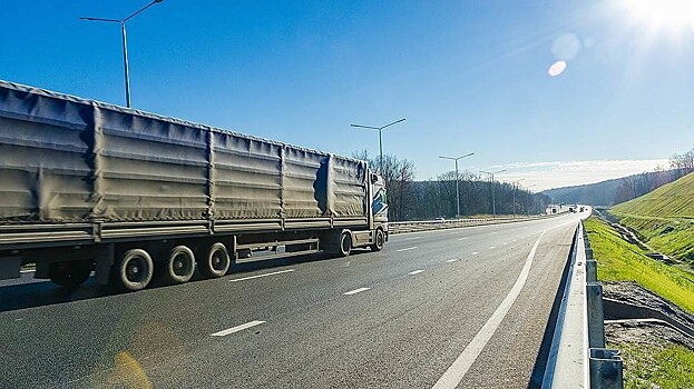 Тестирующий перевозку грузов из Даляня в Новосибирск автопробег пересек границу РФ и КНР