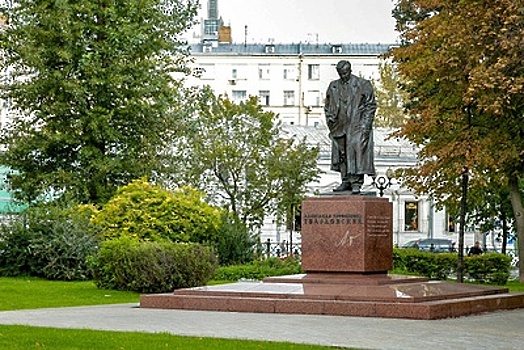 Памятник Александру Твардовскому на Страстном бульваре отремонтируют в 2022 году