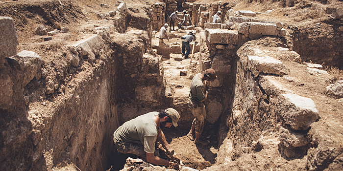 Омские студенты откопали "суповой набор" на берегу Енисея