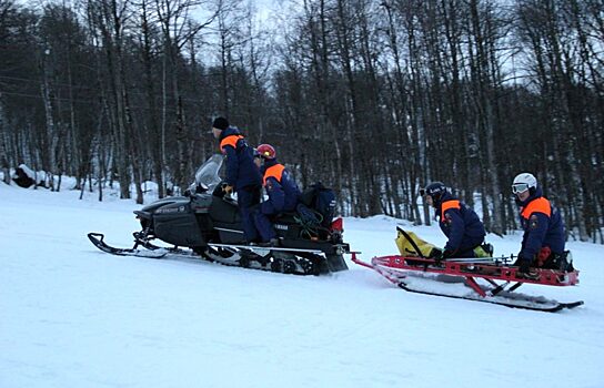 Туристы из Челябинска из-за снега застряли в избушке у подножия Ицыла