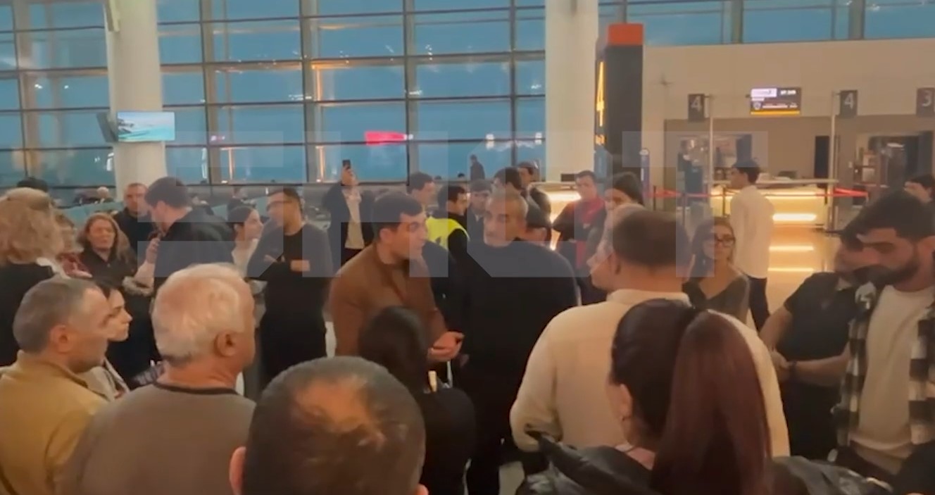 Десятки россиян застряли в аэропорту Еревана из-за непогоды