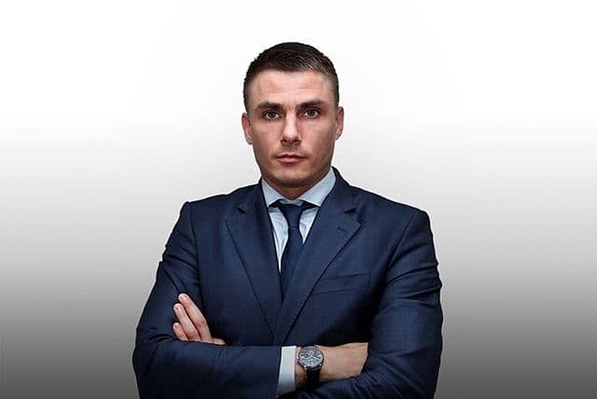 Полицейские обнаружили бизнесмена сидящим на диване. На лице, шее и руках имелись ссадины и гематомы. Об этом сообщает РЕН ТВ.  