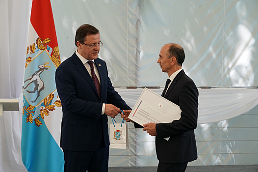 Дмитрий Азаров вручил заслуженным жителям региона государственные награды