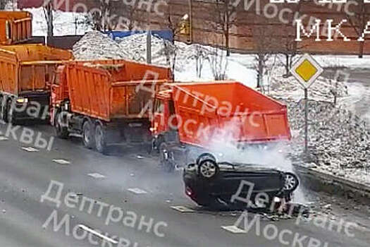 На МКАД Hyundai врезался в самосвал, погибли два человека