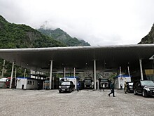 Туристы жалуются на многочасовые очереди и антисанитарию на границе с Грузией