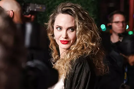 Попала в объективы папарацци на улице: Анджелина Джоли вышла в свет в элегантном романтическом образе