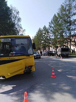 В Свердловской области восемь человек пострадали в ДТП с автобусом